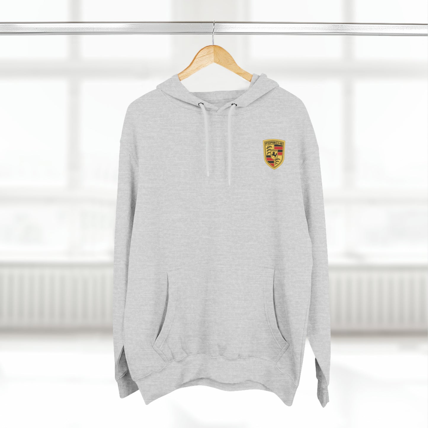 Vollfarbiger Porsche-Hoodie mit Wappen vorne von Lane Seven – ikonisches Logo auf der Rückseite, Baumwoll-Poly-Fleece, echte Passform – luxuriöser Komfort